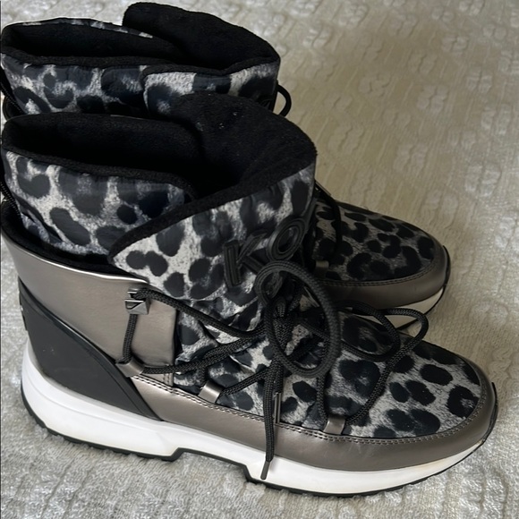 Stylish Women's Black and Gray Boots - Picture 4 of 5